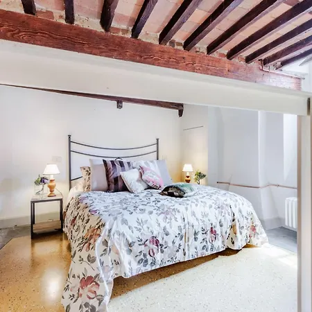 Centrally-located In Lucca