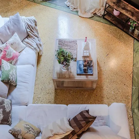 Centrally-located In 루카