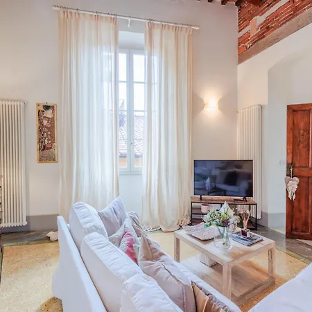 Centrally-located In * Lucca