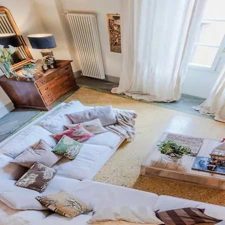 Centrally-located In * Lucca